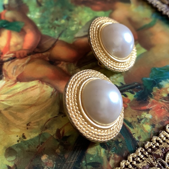 Vintage Round Faux Pearl Gold Tone Clip On Earrings Woman’s Jewelry 80’s 90’s - Picture 2 of 6